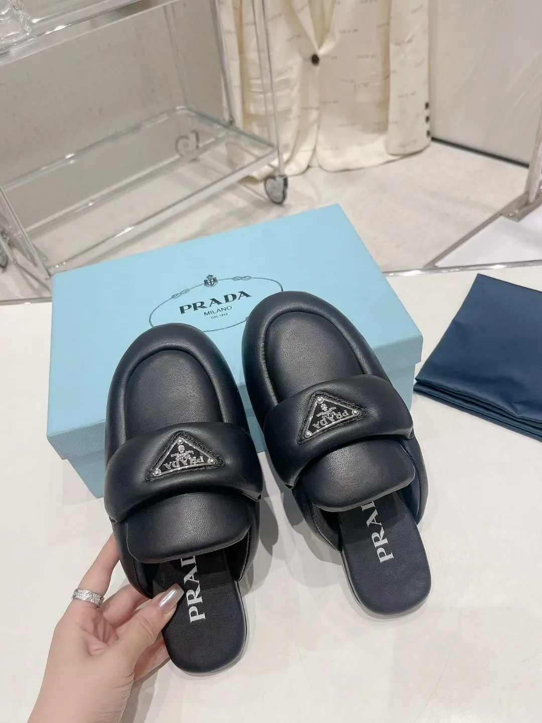 👟👟Ex-factory price 480👟👟Prada Bread Slippers💕The new 2023 Mules are very convenient to wear. You don’t need to bend down or tie your shoes when you go out to change shoes. You can just put them on and go. They can be worn in spring, summer and autumn. This pair of mules is made of rubber foam soles and is very lightweight. The iconic enamel triangle logo of Prada is also very recognizable and versatile. I never expected that Prada would produce such cute shoes. This shows how popular bread shoes are! Material: Imported mixed sheepskin Code number: 35-41